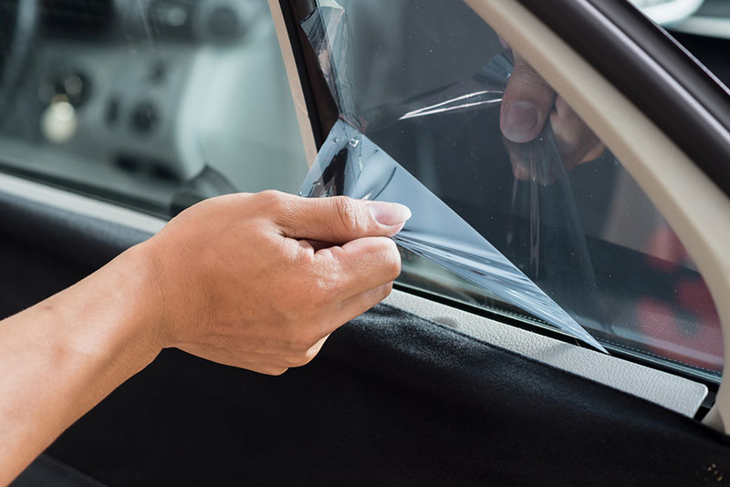 Autoscheiben tönen: Fensterfolie anbringen und entfernen
